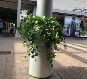 Resistente ai canni - Vaso in fibra di vetro con piante artificiali di alta qualità. (FILEminimizer)